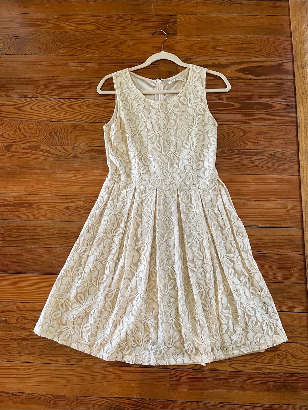 Comme Toi Cream Lace Sleeveless Dress
